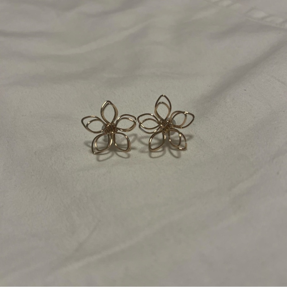 Elegant Gold Flower Earrings